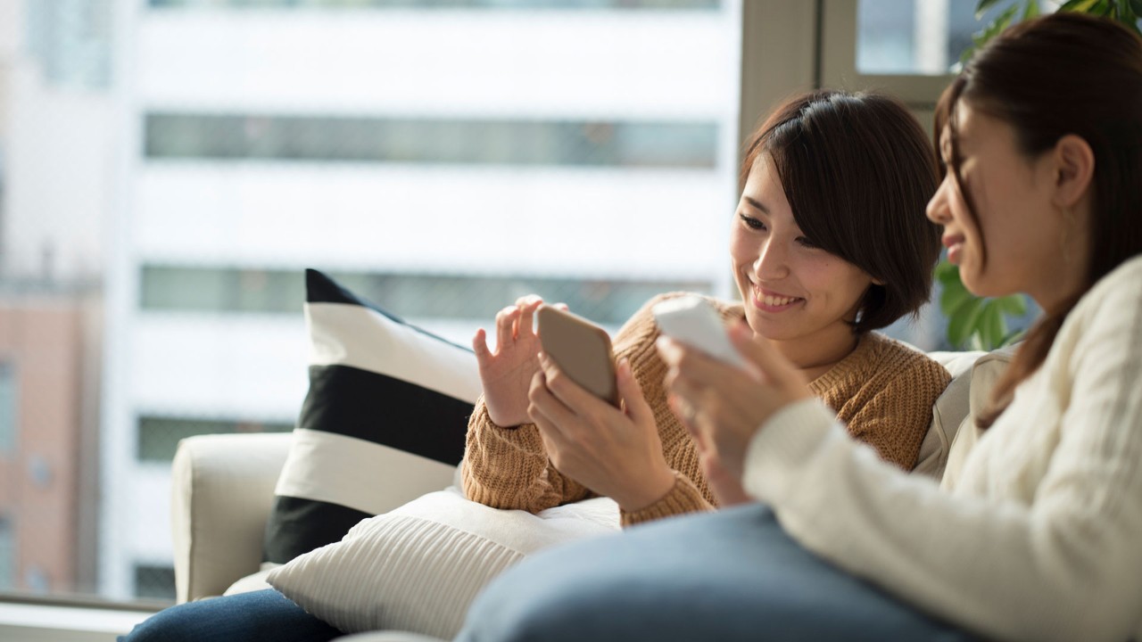 women check mobiles ,image used for HSBC Scholar