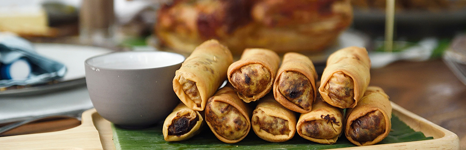 桌子上摆放的美味的食物;