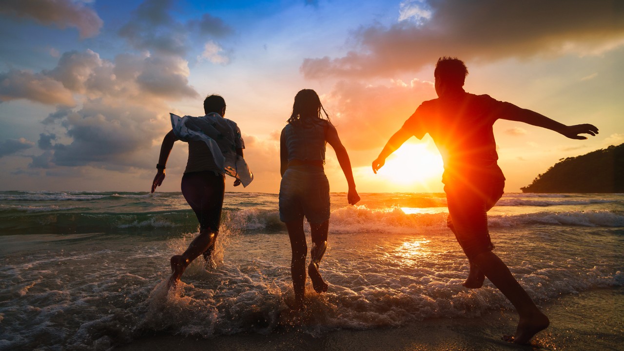 朋友们在海边玩耍;图片用于汇丰旅行信用卡,畅刷黄金旅游季