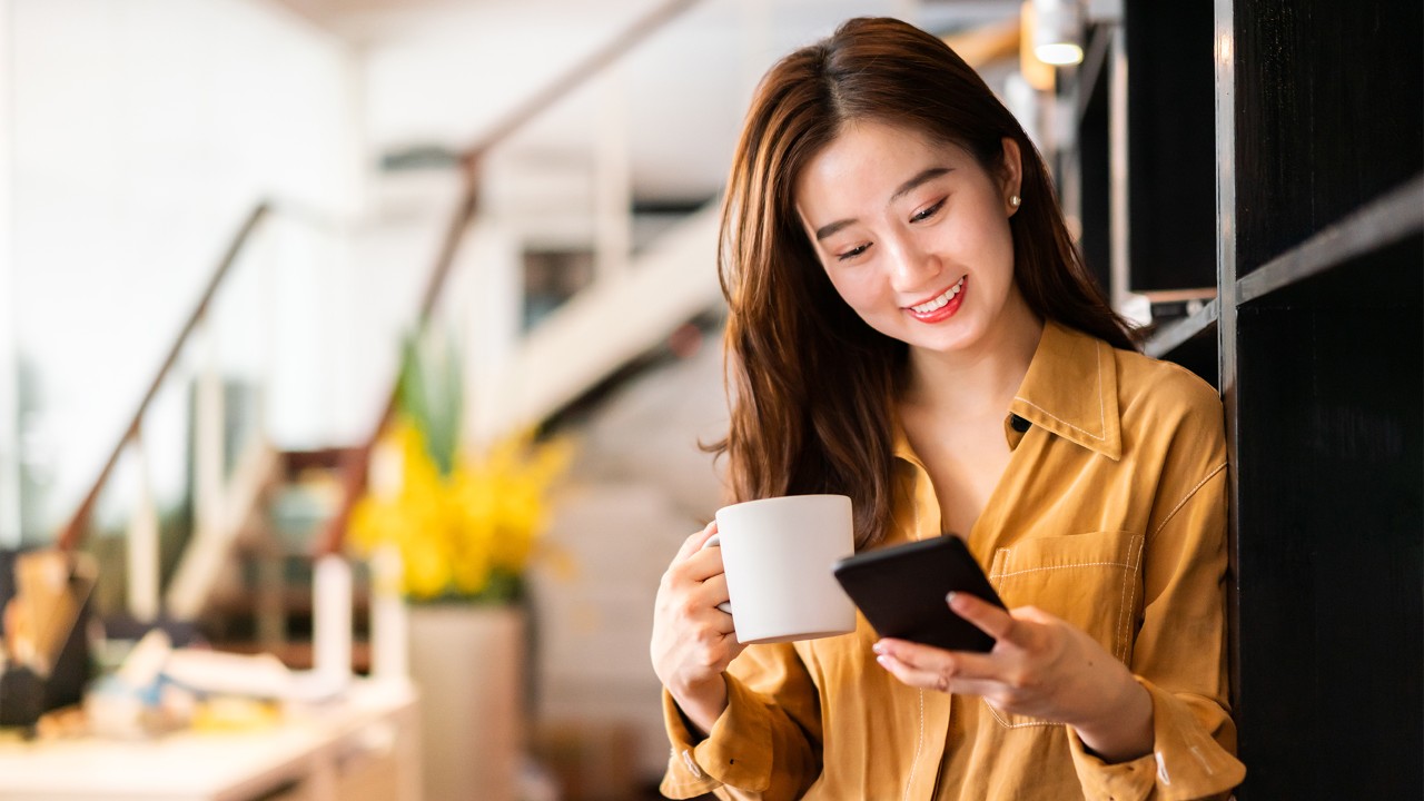 woman using smartphone in office, image used for The HSBC China Mobile Banking app has been upgraded