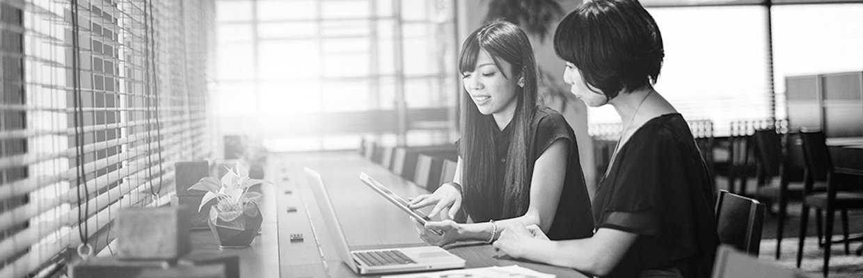 Two ladies meeting in a restaurant. Image used for HSBC Fusion One Contact page.