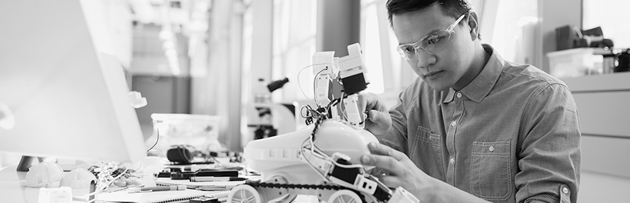 A man fixing machine; image used for HSBC Fusion Progressive Banking page.